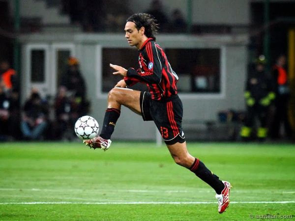 Alessandro Nesta. Un jugador elegante para quitar el balón que levantó campeonatos con Lazio y Milan