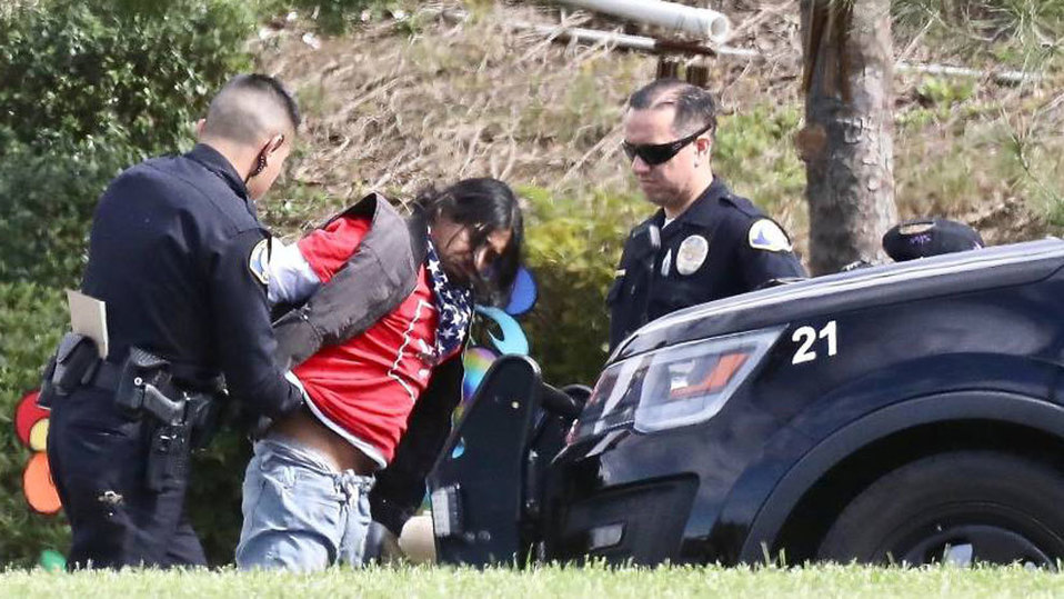 Se desconoce la identidad del hombre que fue capturado tras arrancar unas flores de la tumba de Bryant.