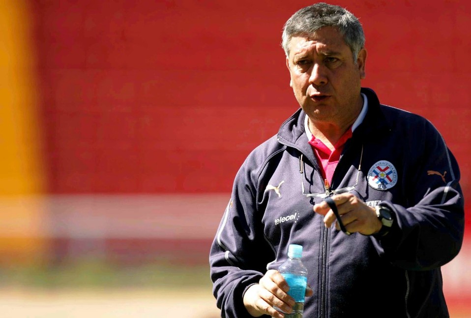 Carlos Jara Saguier | Fue mediocampista del Cruz Azul en la década de los 70, se coronó dos veces con los Celestes.