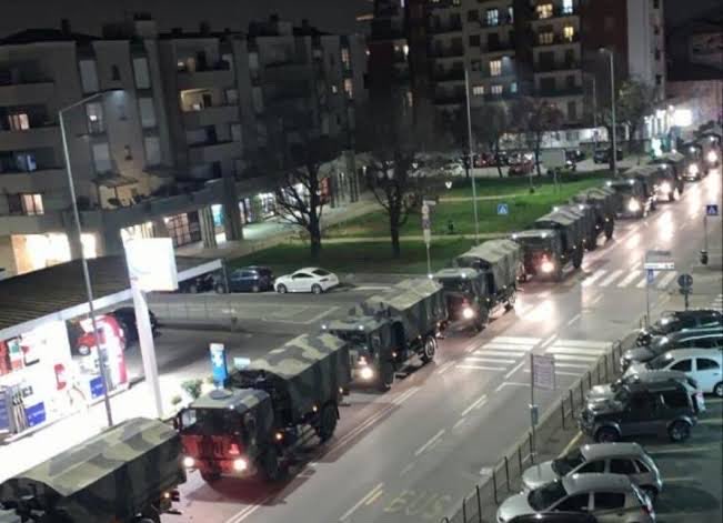 El video de los camiones del ejército se viralizó rápidamente.