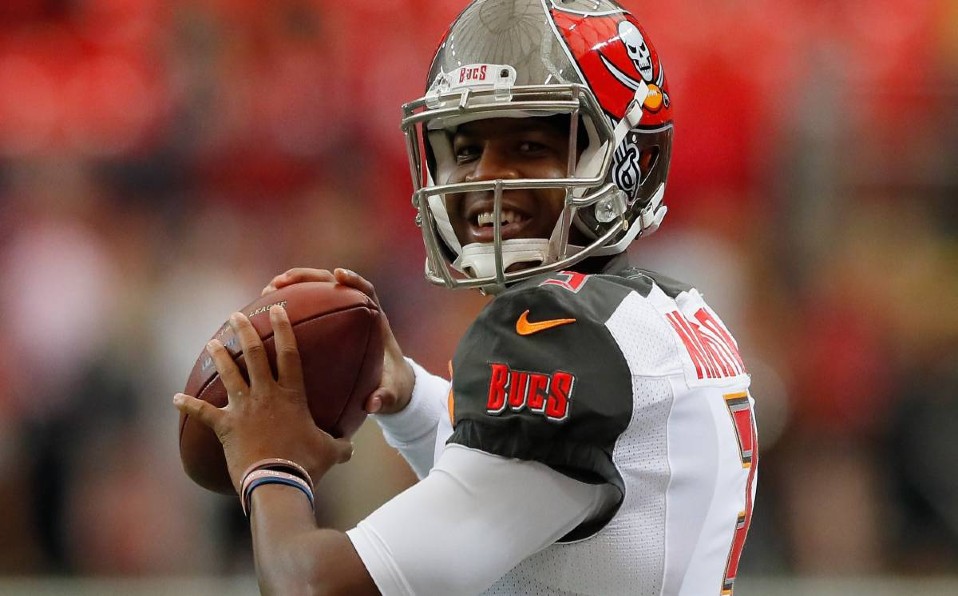 Jameis Winston, lideró la liga en yardas áreas. La llegada de Brady le abre la puerta.(AFP)