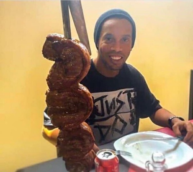 La situación de Ronaldinho en la cárcel de Paraguay aún luce complicada.