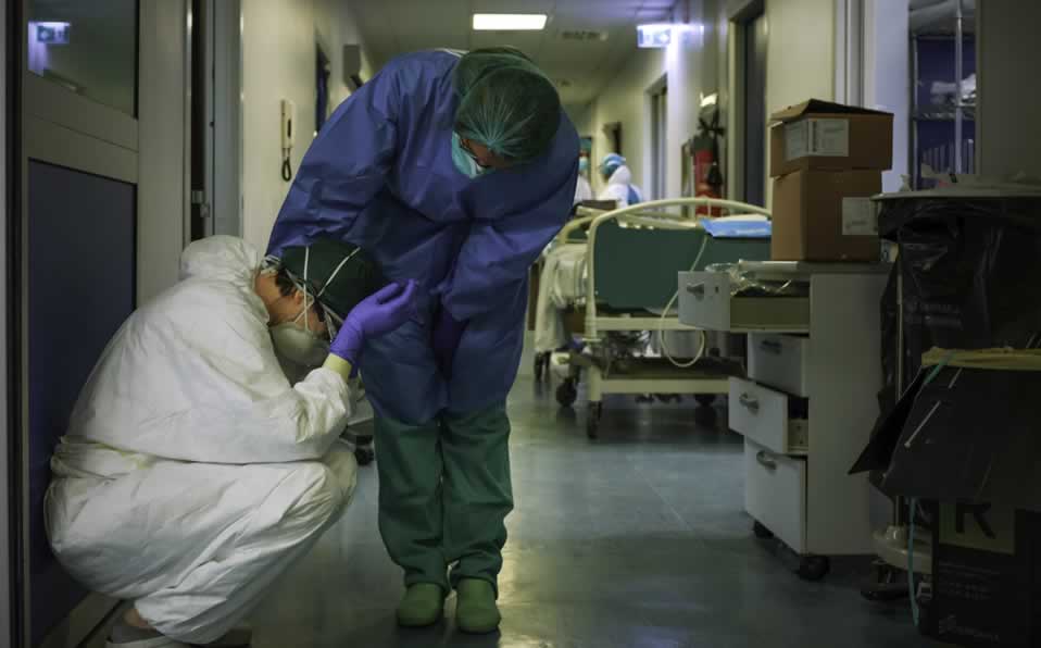 Las unidades médicas y personal está trabajando a marchas forzadas para salvar la vida de decenas de pacientes. (AFP)