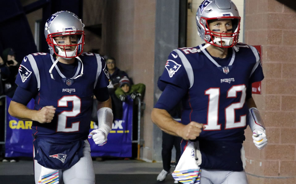 Brian Hoyer y Tom Brady (AP)