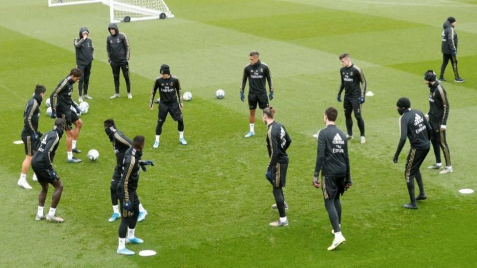 Entrenamiento de jugadores del Real Madrid.