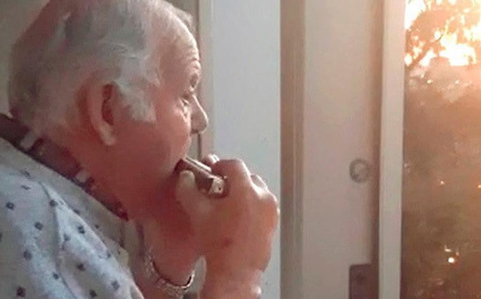 Hombre con Alzheimer toca armónica y cree que los aplausos son para él