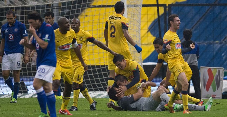 La lluvia ha llegado a ser una pesadilla o un ingrediente de emoción durante ciertos encuentros de futbol.