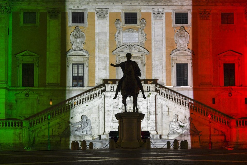 Los colores de la bandera italiana iluminan el Palazzo Senatorio en Roma. (Foto: AFP)