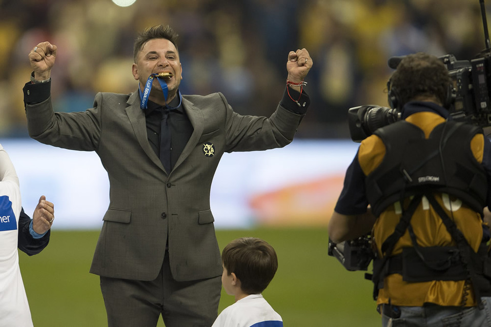La famosa camisa negra del título con América (FOTOS: Mexsport y Twitter)