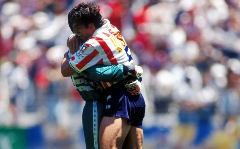Un efusivo Camilo Romero se abraza con el Tuca al conseguir el décimo título del Rebaño.