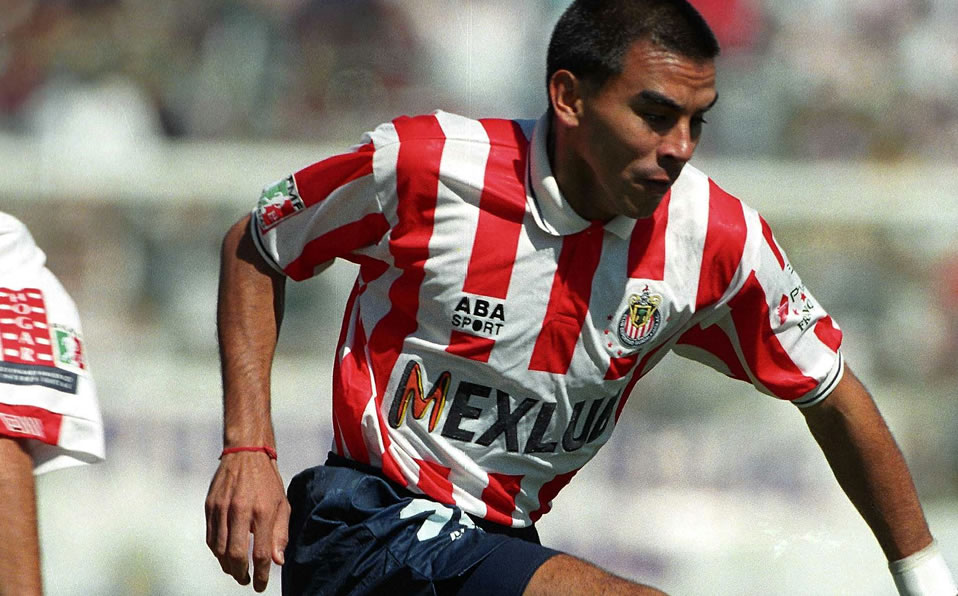 ¡El gran goleador de Chivas! Gustavo "Gusano" Nápoles, en la Final metió cuatro en el Jalisco.