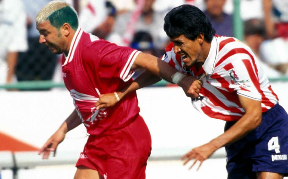 El Emperador, Claudio Suárez, y Antonio Mohamed en la disputa por el balón en el juego de Ida.