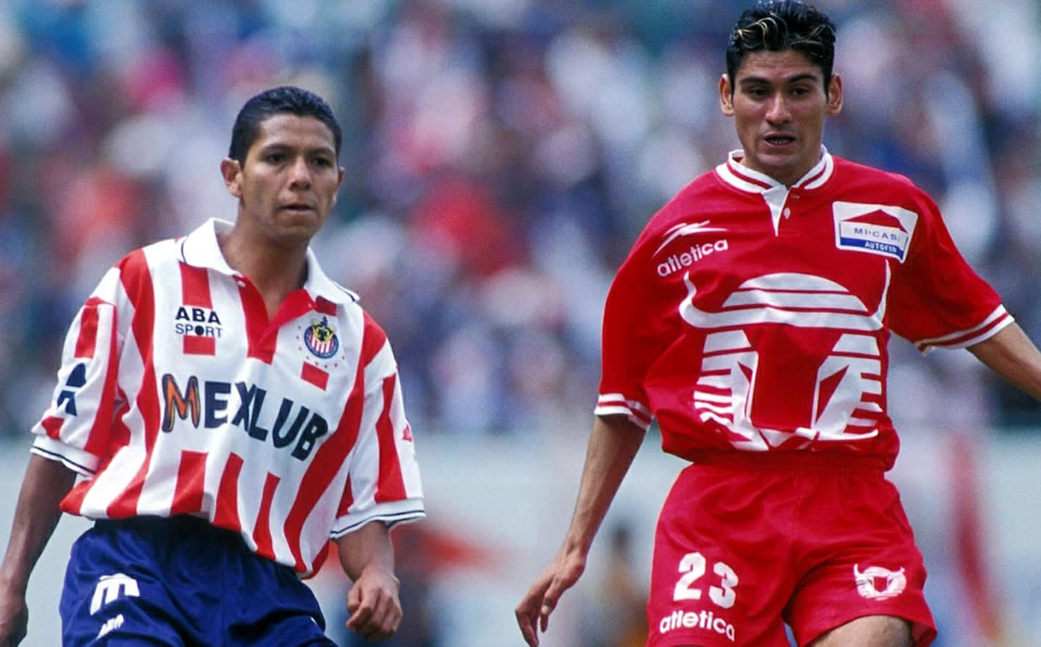Manolo Martínez y Javier Saavedra en las acciones del juego de Vuelta.