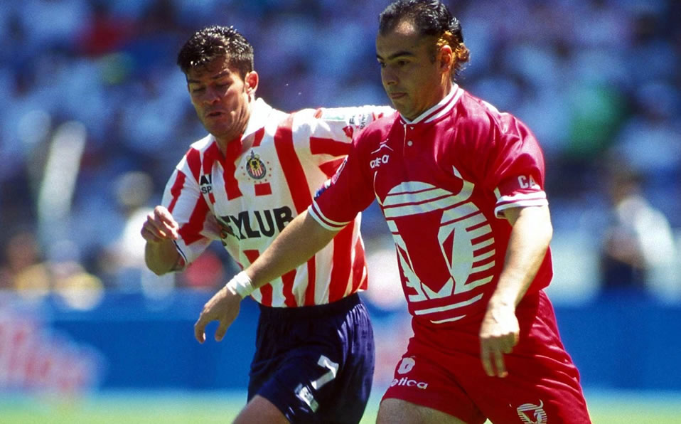 ¿Lo reconocen? Es Memo Vázquez, entonces con cabello, junto a Ramón Ramírez.
