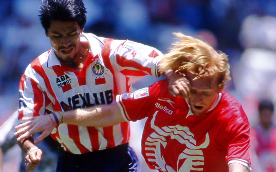¡De poder a poder! Claudio Suárez y el Colorado Lussenhoff en la pelea por el esférico.