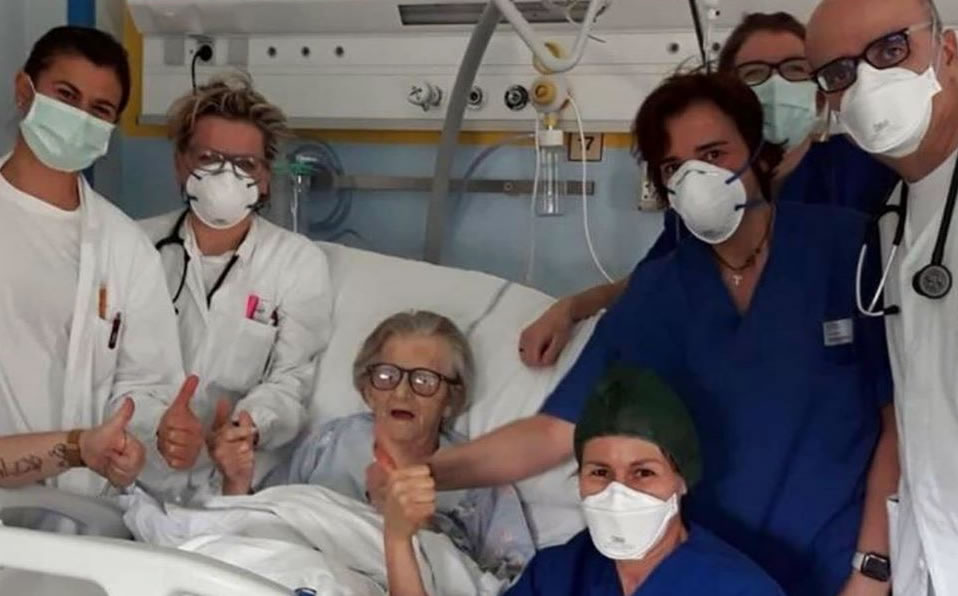La mujer de 95 años junto a los médicos que la salvaron del coronavirus en Módena, Italia. (Facebook: Papa Francisco)
