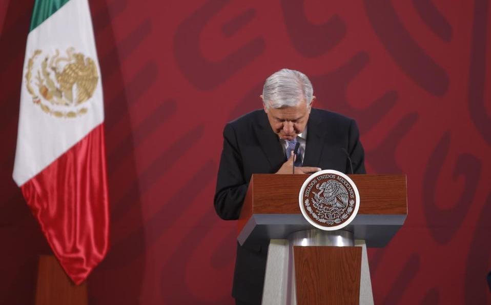 El presidente de México en su conferencia mañanera presentando el nuevo saludo.