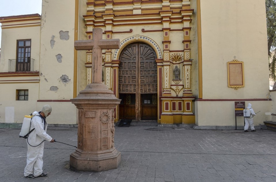 Trabajadores desinfecta una iglesia en Toluca. (Foto: AFP)