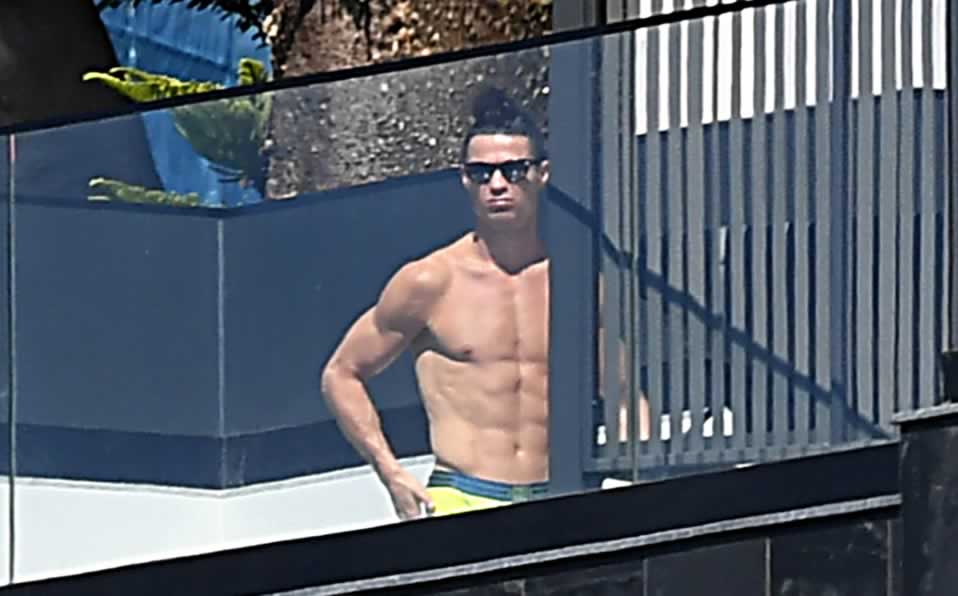 Cristiano fue fotografiado desde su casa en Funchal, Portugal. (AFP)