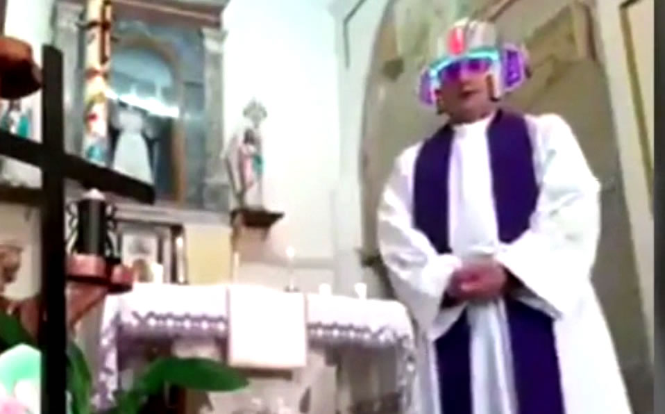 El sacerdote en su en vivo y con los filtros activados.