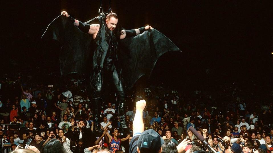 Una de sus entradas más épicas fue en Survivor Series 1996 descendiendo desde lo más alto de la arena.