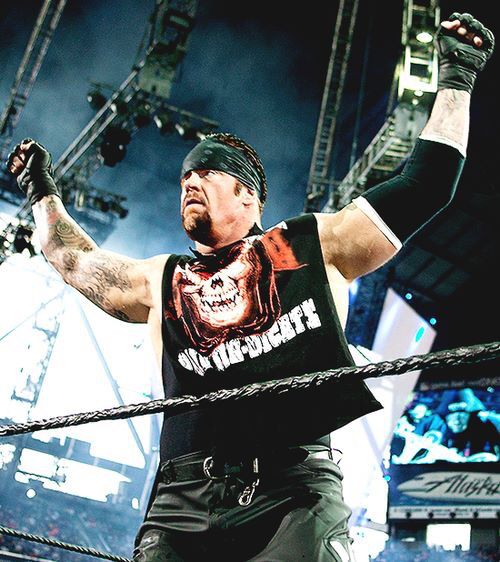 Hasta el 2002, ahora con el apodo Big Evil, Undertaker logró su tercer reinado en WWE tras vencer a Hulk Hogan.