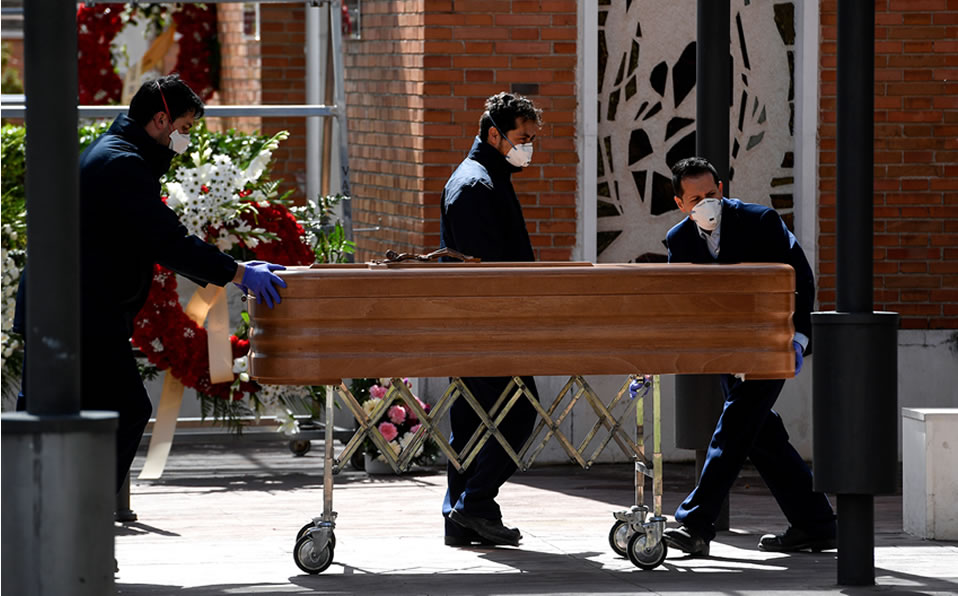 Las autoridades no se dan abasto con las muertes que han recurrido a utilizar una pista de hielo como morgue. (AFP)