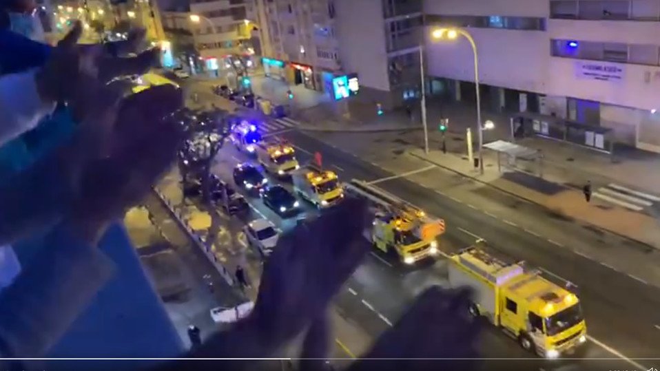 Los bomberos y policías buscan que no decaiga el ánimo entre la gente.