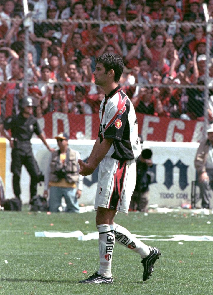 Un joven Rafa Márquez era el líder de la defensa; posteriormente se iría a la Ligue 1, a Mónaco (FOTO: Mexsport)