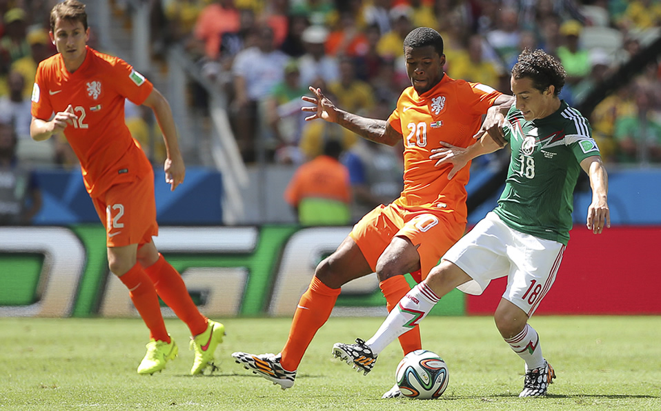 Georginio Wijnaldum enfrentó a Andrés Guardado en ]Brasil 2014 (Imago7}