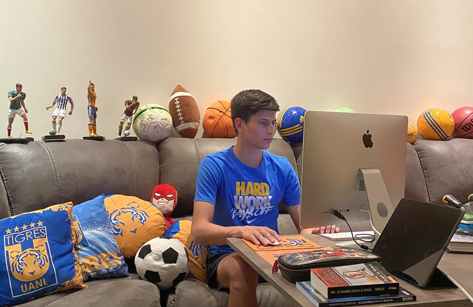 Jürgen Damm estudiando en casa por la cuarentena (FOTO: Twitter)