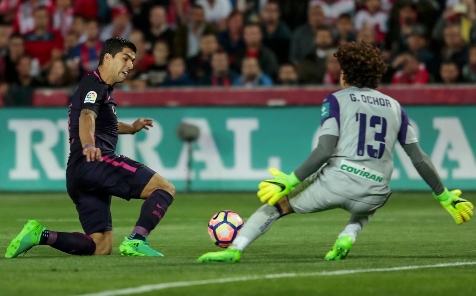 Ochoa atajando a Luis Suárez en LaLiga. (@yosoy8a)