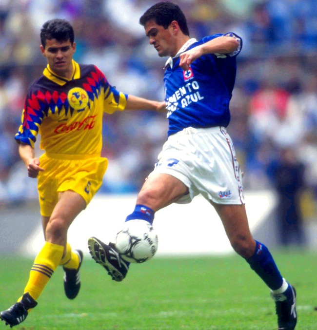 BANCA: Carlos Hermosillo. El goleador celeste es una leyenda con el Cruz Azul.