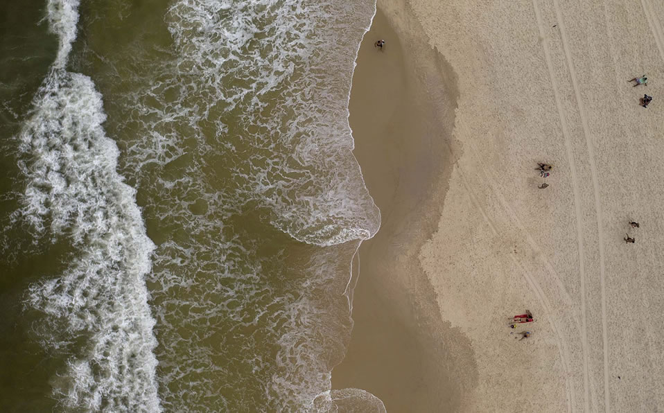 Las playas de Río de Janeiro, donde siempre hay samba y carnaval, ahora son terreno casi vacío. (Foto: AFP)