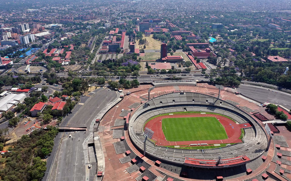 El Estadio Olímpico de C.U. en la CDMX, sin un alma a sus alrededores. (Foto: AFP)
