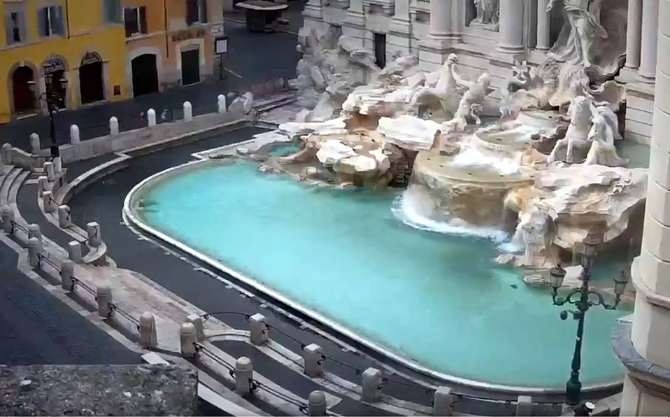 La Fuente de Trevi totalmente limpia sin la presencia de turistas. (Foto: @HistorieEnFotos)