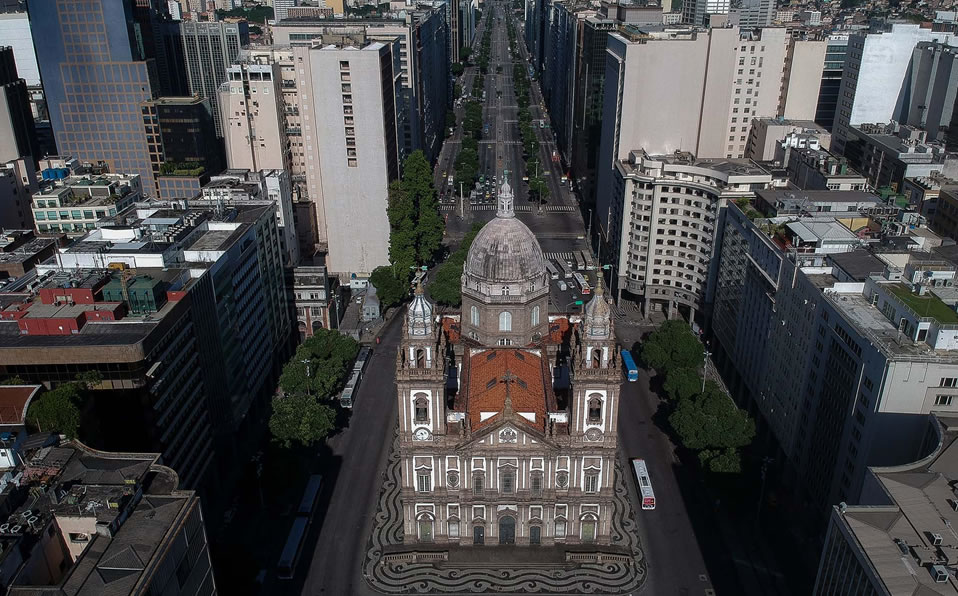 La iglesia de la Candelaria en Río de Janeiro, que se ha guardado la fiesta para otros momentos. (Foto: AFP)