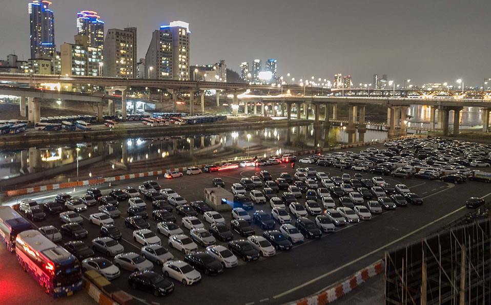 En Corea del Sur optan por los autocinemas como medio de entretenimiento. (Foto: AFP)