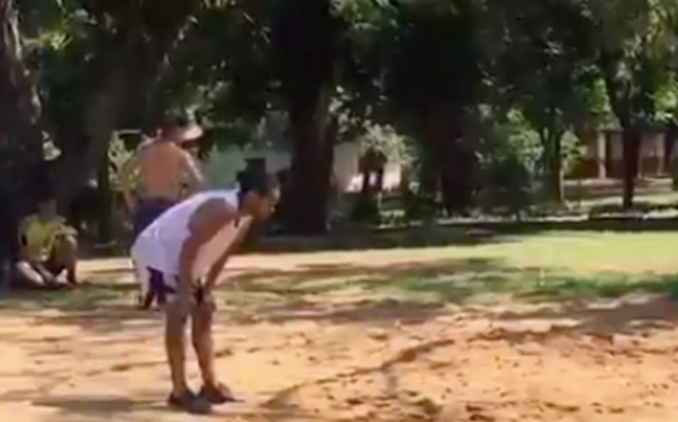 Ronaldinho se entretiene jugando fut-tenis