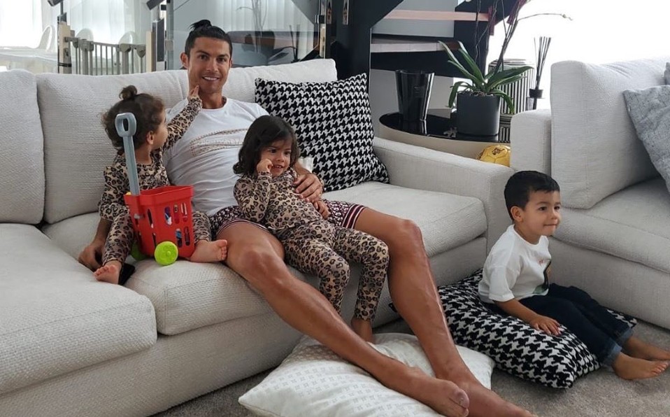 Cristiano Ronaldo en cuarentena con su familia. (@Cristiano)