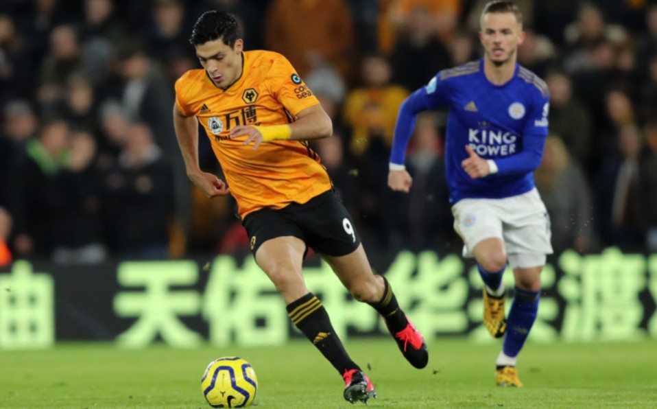 Jiménez enfrentando al Leicester City. (@Raul_Jimenez9)