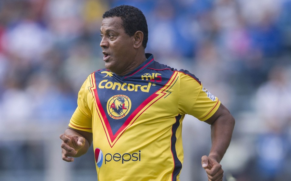 Negro Santos en un partido de leyendas del América. (Mexsport)