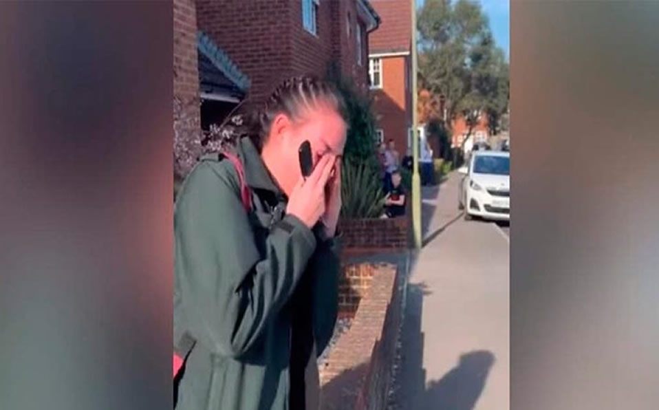 La paramédica lloró al salir de su casa. (Foto: Captura de pantalla)