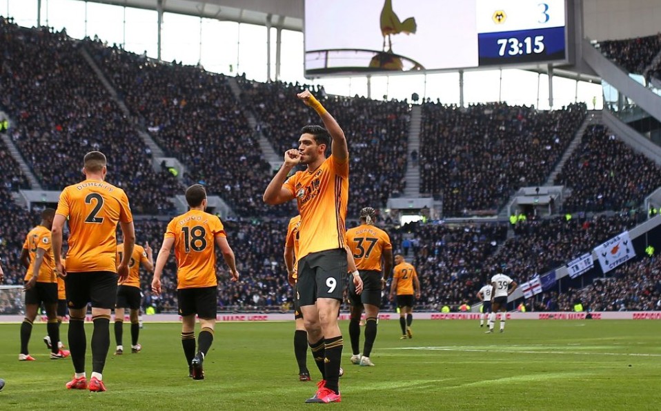 Raúl Jiménez festejando un gol. (@danielabassom)