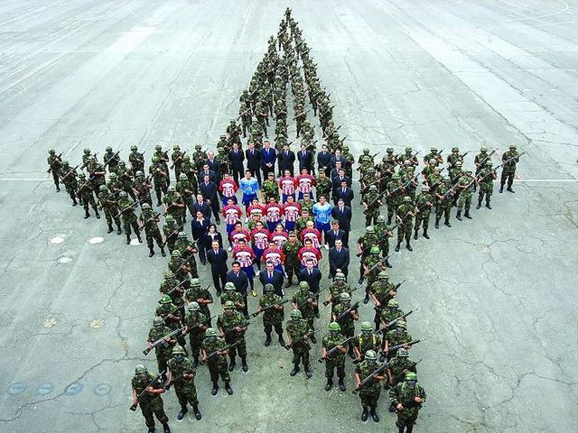 Tras el título, las Chivas se tomaron la foto oficial con el Ejército. (FOTO: Mexsport)