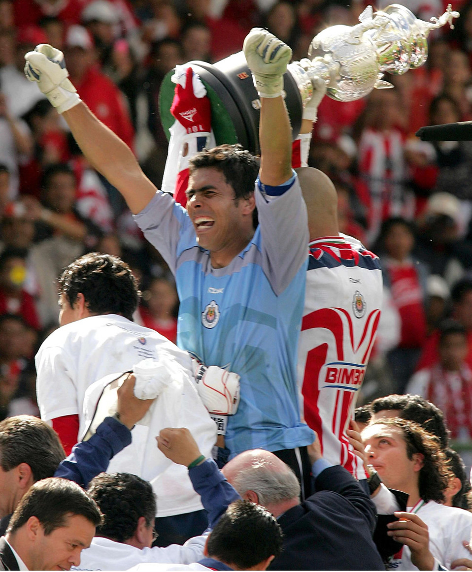 Para el siguiente torneo, Oswaldo Sánchez dejó a Chivas por Santos. (FOTO: Mexsport)