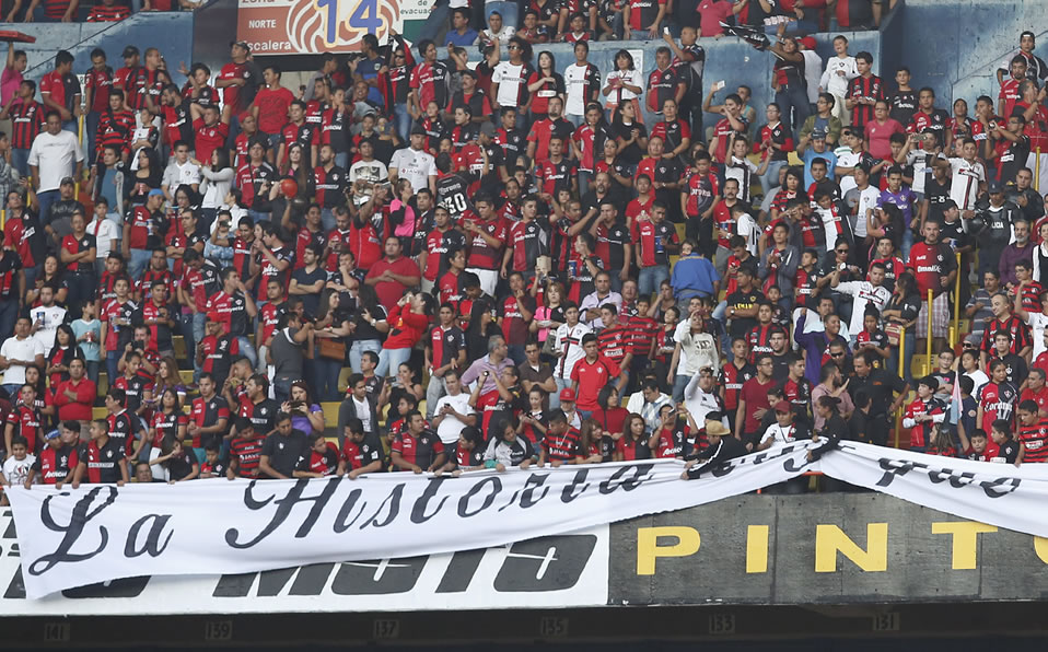 Liga MX. Atlas: Muere aficionado herido en pelea de la Barra 51