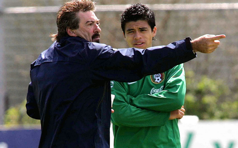 Ricardo La Volpe y Gonzalo Pineda en la Selección Mexicana. (Mexsport)