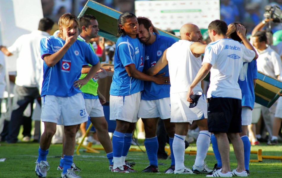 Joel Huiqui consola a sus compañeros tras la segunda Final perdida por la Máquina desde 1999. (Mexsport)