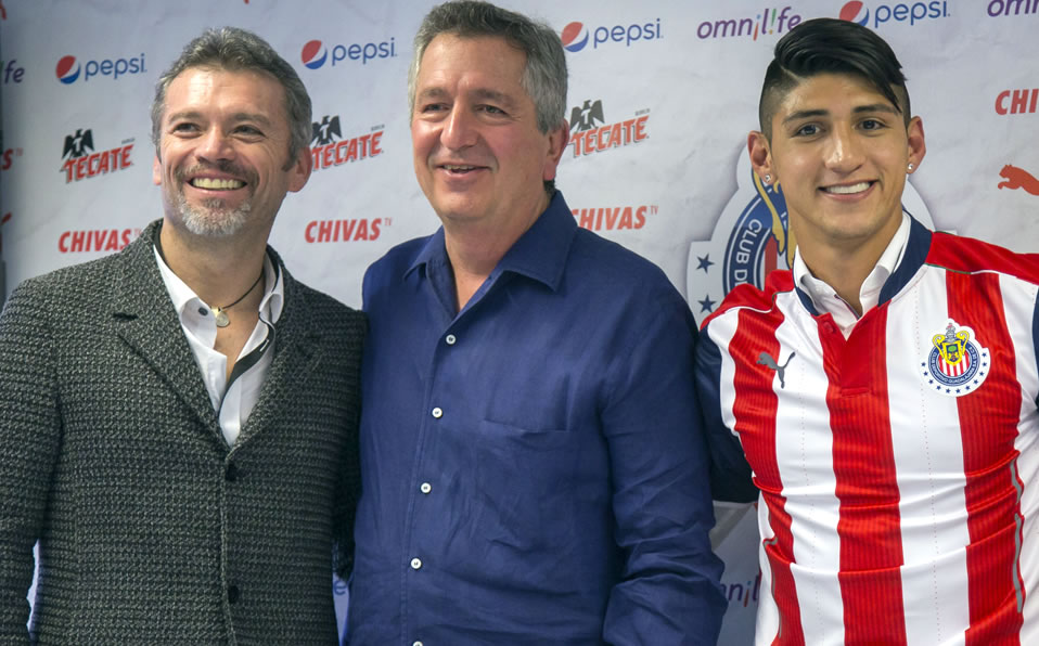 José Luis Higuera, Jorge Vergara (QEPD) y Alan Pulido en la presentación del jugador en Chivas. (Mexsport)